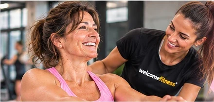 Istruttrice Welcome Fitness che segue una donna durante l'allenamento